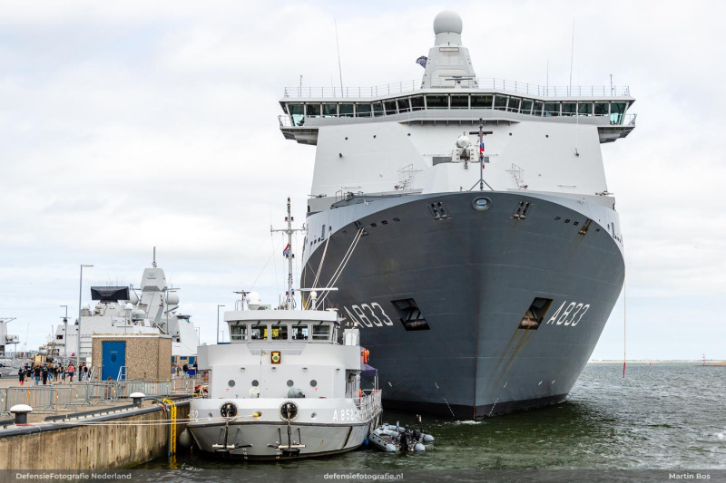Zr.Ms. Karel Doorman en Zr.Ms. Argus