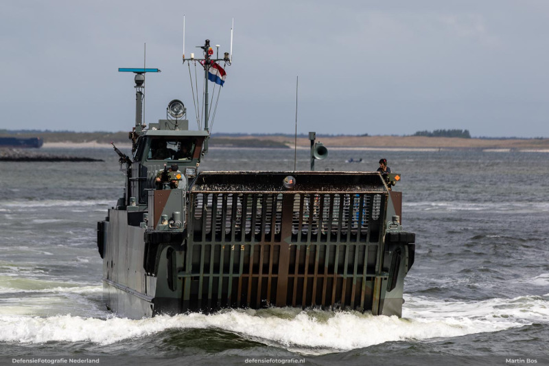 LTU nadert het strand