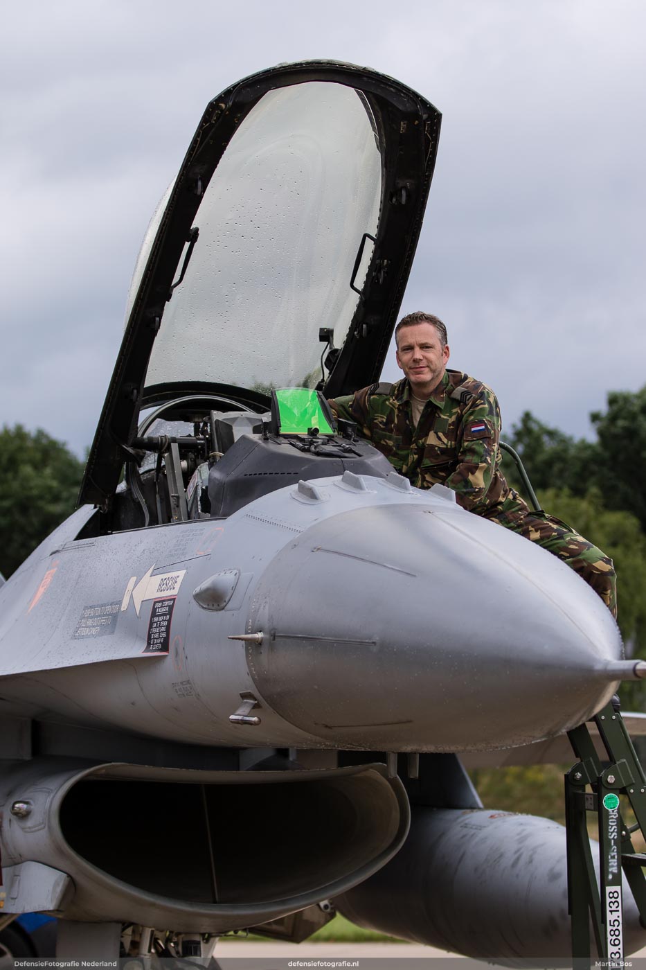 Crew chief bij zijn F-16