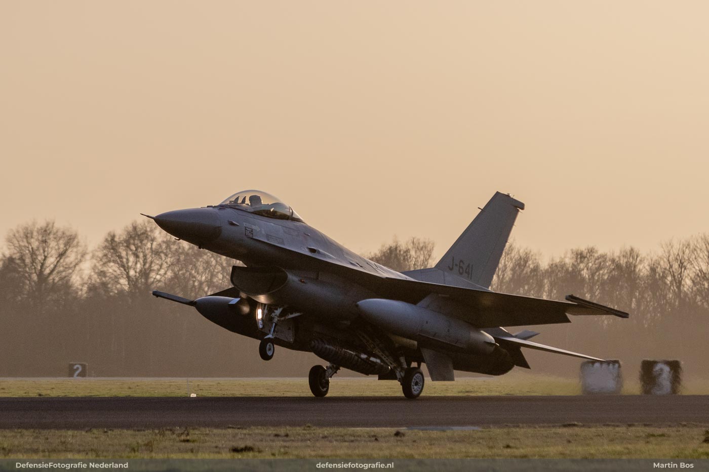 Landing F-16