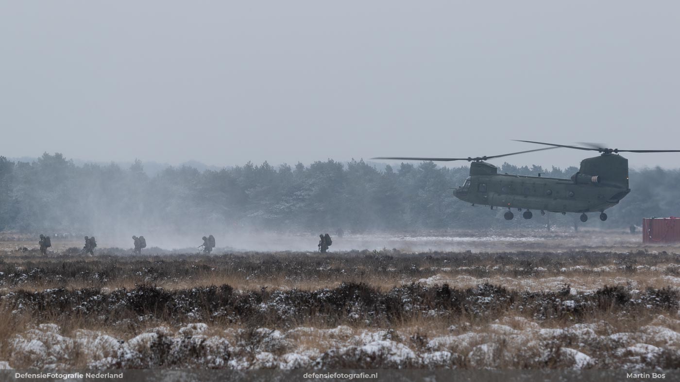 Uitgestegen personeel bij de Chinook
