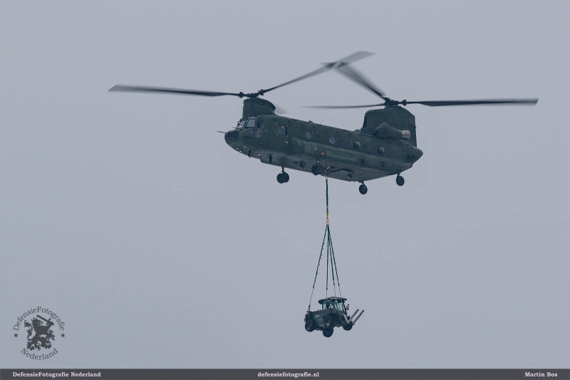 Chinook met heftruck slingload