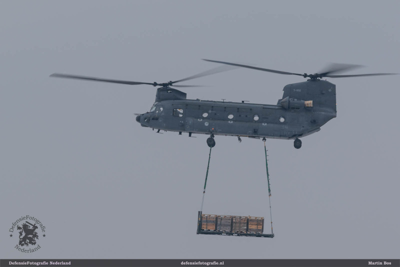 Chinook met pallet slingload