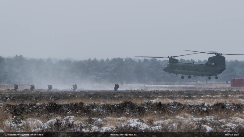 Uitgestegen personeel bij de Chinook