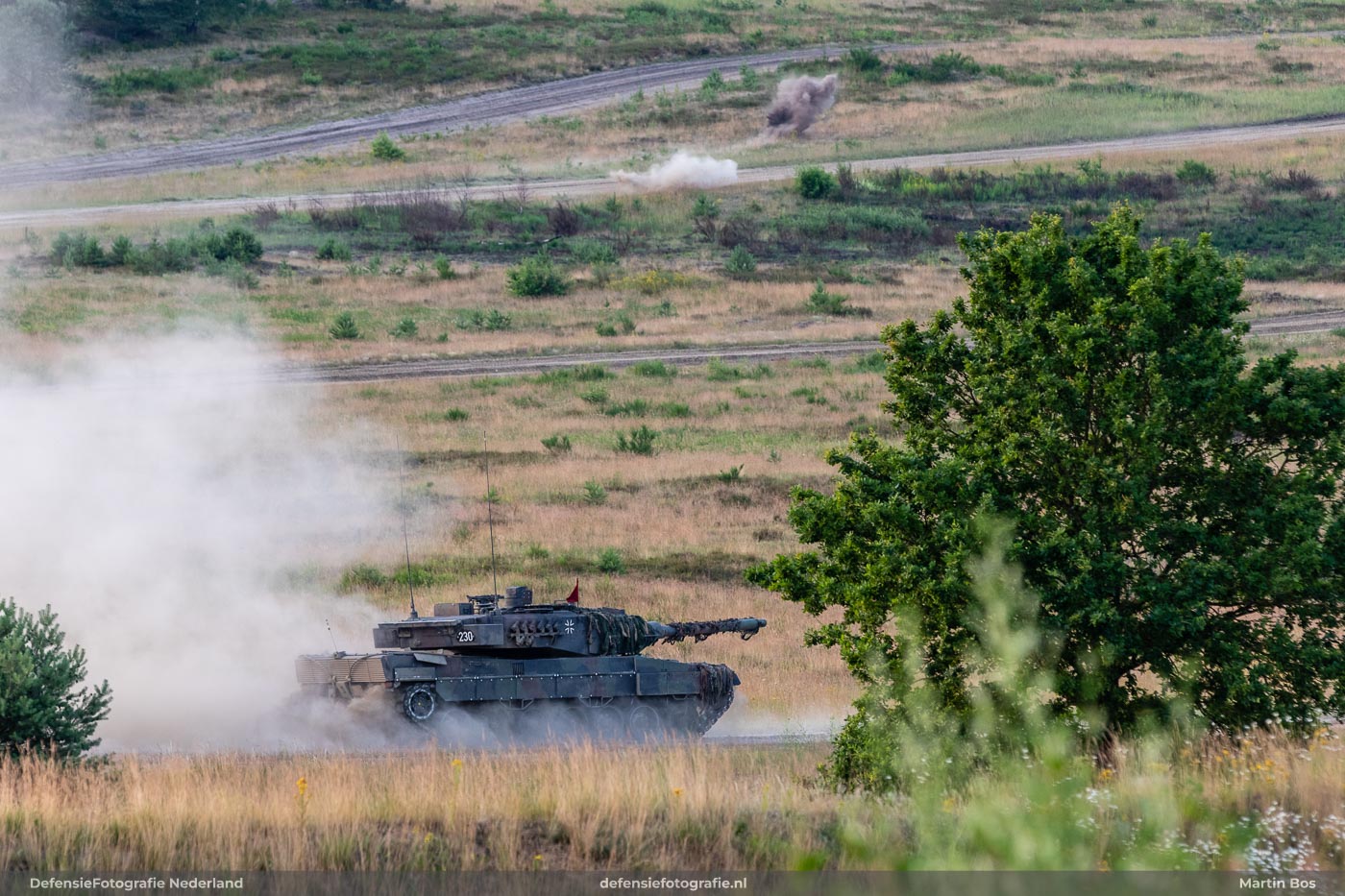 Schieten met de Leopard 2A6 (let op de inslag van de segmenten op de achtergrond)