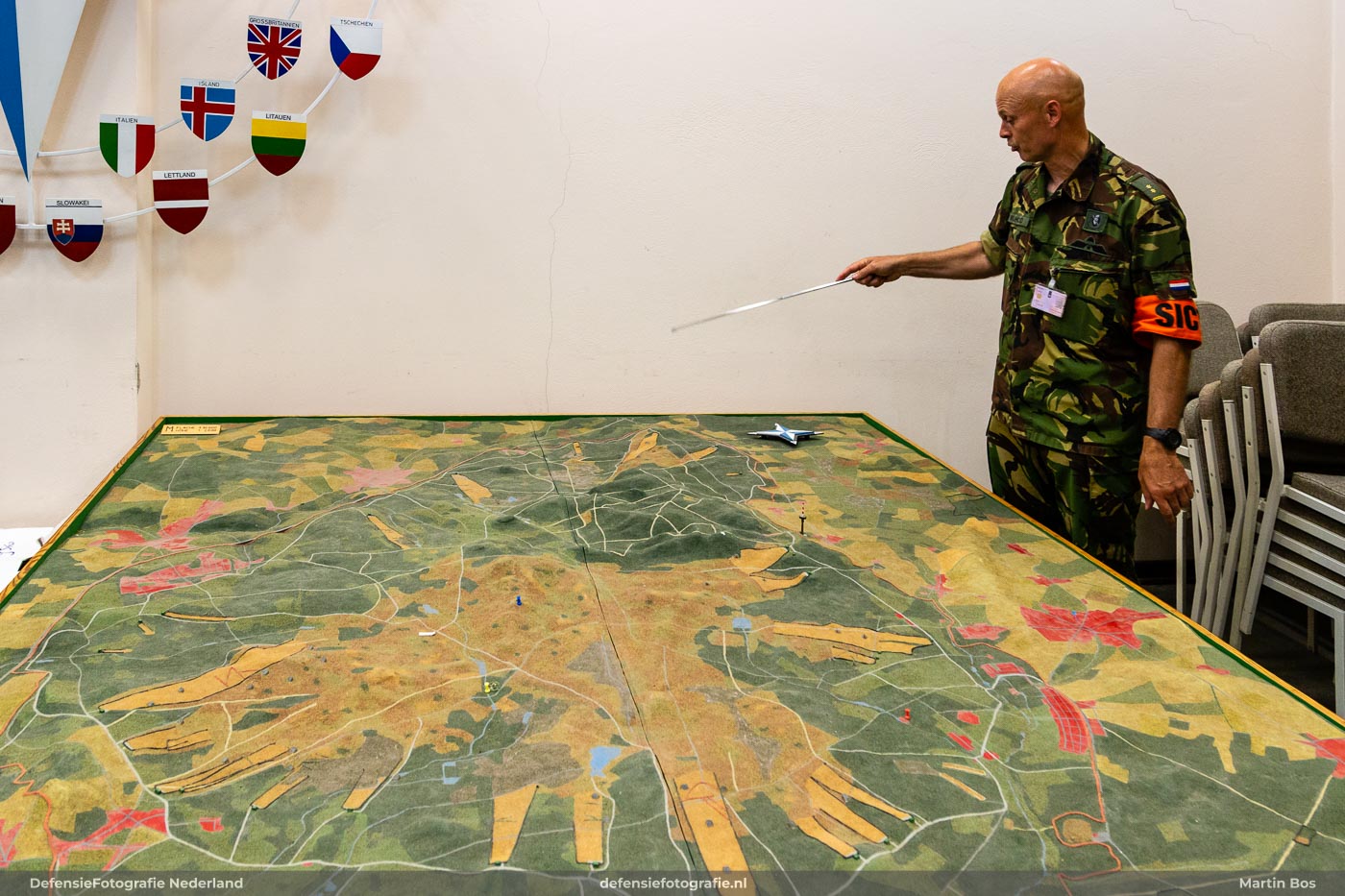 LtKol Wijnhoud, C-SICT, bij maquete Bergen
