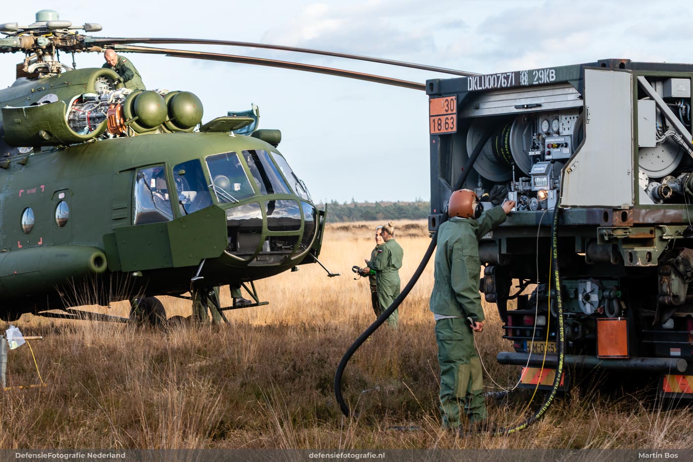 Poolse Mi-8 Hip wordt getankt