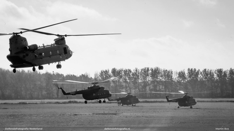Chinook en drie Poolse Hip helikopters