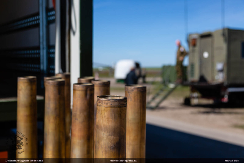 Lege hulzen van de 76mm munitie