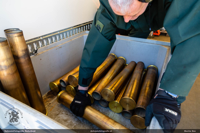 Opruimen lege hulzen van de 76mm munitie
