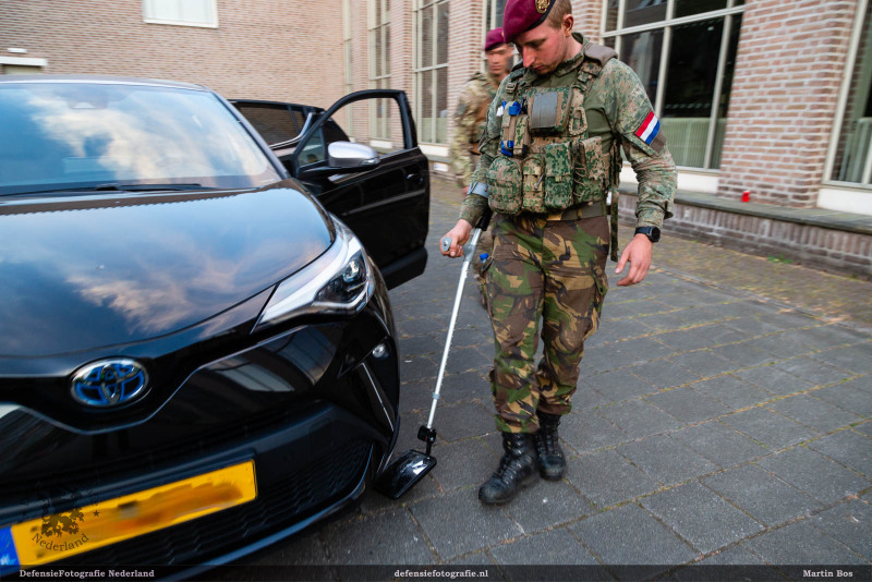 Controleren onder de auto