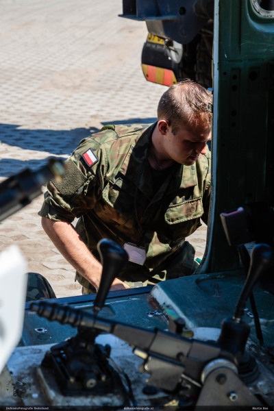 Poolse militairen repareren een Nederlandse MB