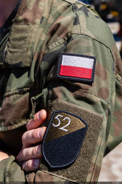 Poolse militairen repareren een Nederlandse MB