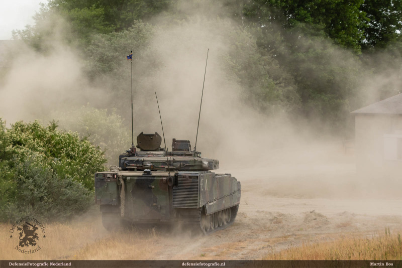 CV90 bewaakt de uitgestegen eenheid
