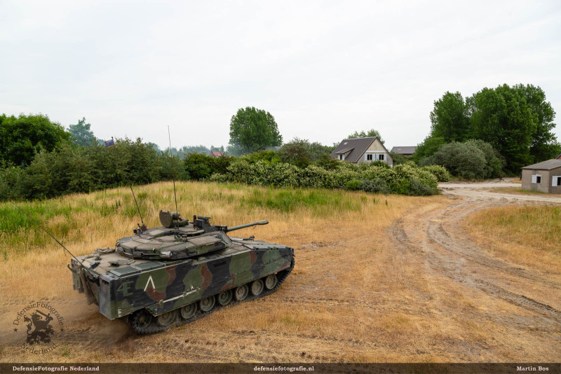 CV90 aan de rand van het dorp