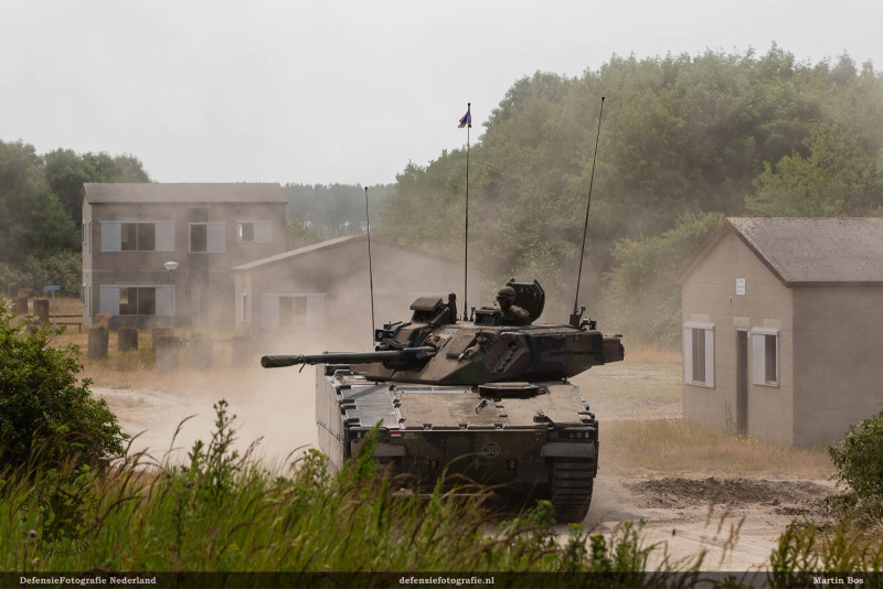 Het kanon van de CV90 ondersteund
