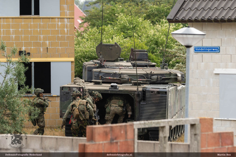 Instijgen in de CV90 door de militairen
