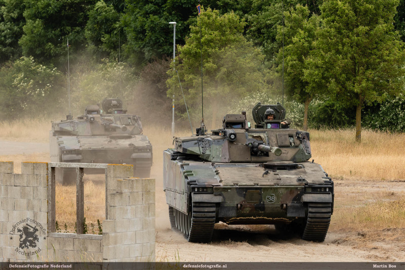 Twee CV90s vallen aan