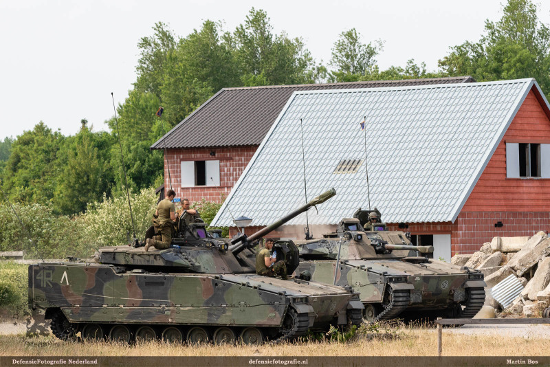 Een CV90 vervangt een uitgeschakelde collega