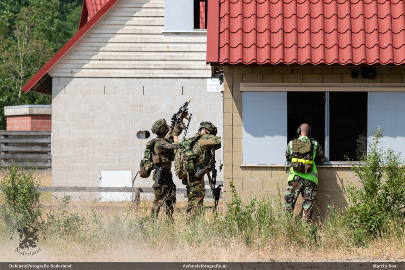 De instructeur volgt de actie