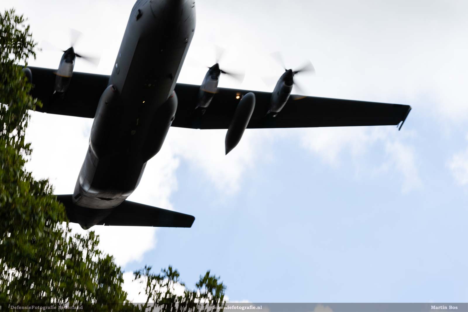 Hercules heel laag boven de bomen