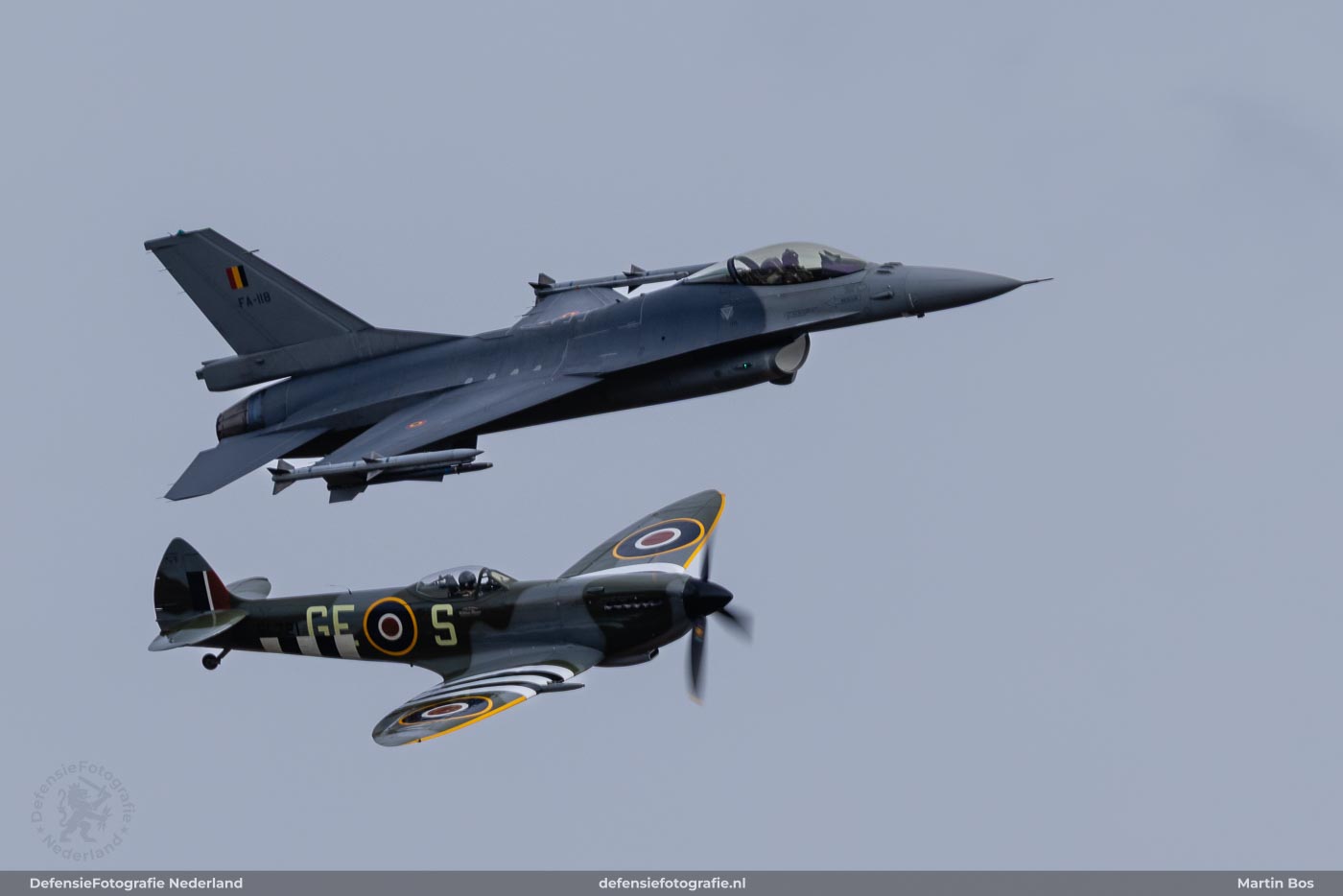 F-16 en Spitfire van de Belgian Air Force Heritage Flight