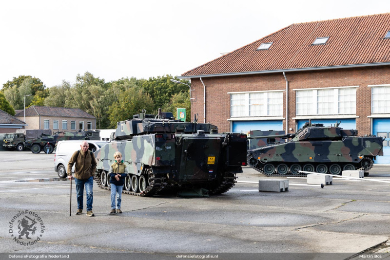 Twee CV90's en twee bezoekers