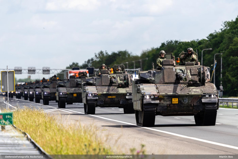 Colonne CV-90 op de snelweg