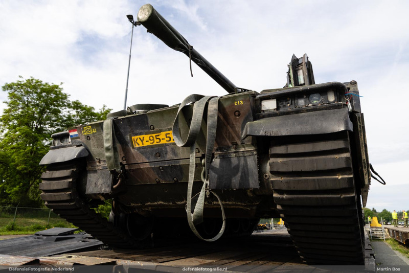 CV90 op trein