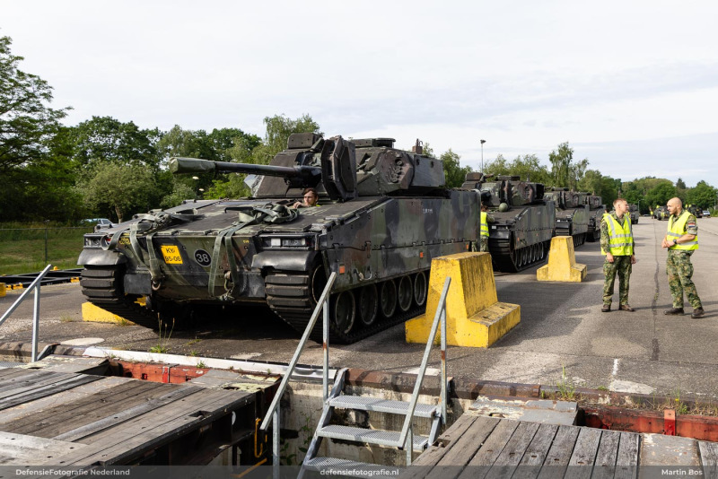 CV90 rijdt trein op
