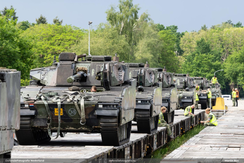 CV90's op de trein