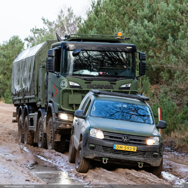 Amarok vast in de modder