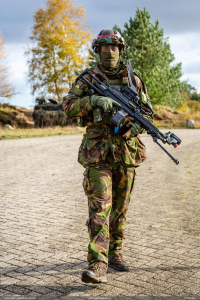 Militair met Minimi