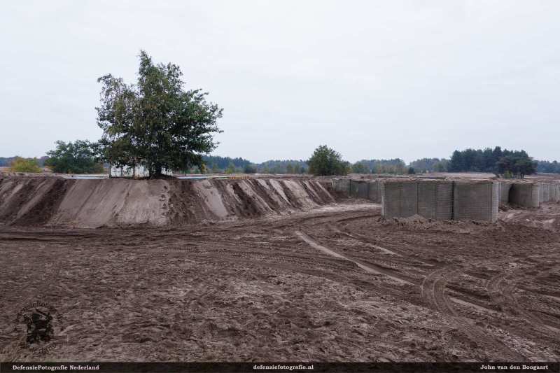 Oktober 2015. Grote update. Containers worden op elkaar geplaatst en zandwallen weer opgehoogd.