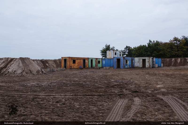 Oktober 2015. Grote update. Containers worden op elkaar geplaatst en zandwallen weer opgehoogd.