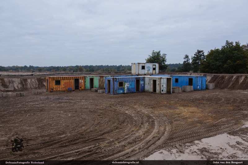 Oktober 2015. Grote update. Containers worden op elkaar geplaatst en zandwallen weer opgehoogd.