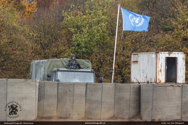 Vlag wappert op de commpound wat nu dienst doet als UN camp