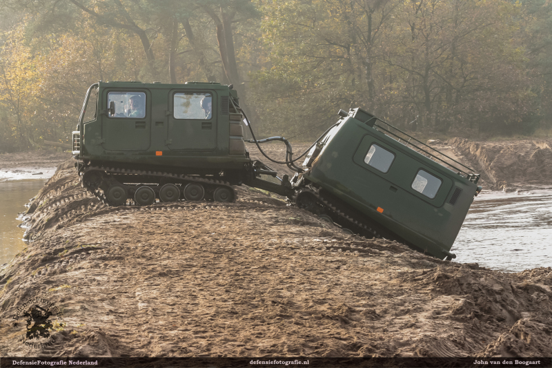 BV206 klimt over zandwal bergingsput