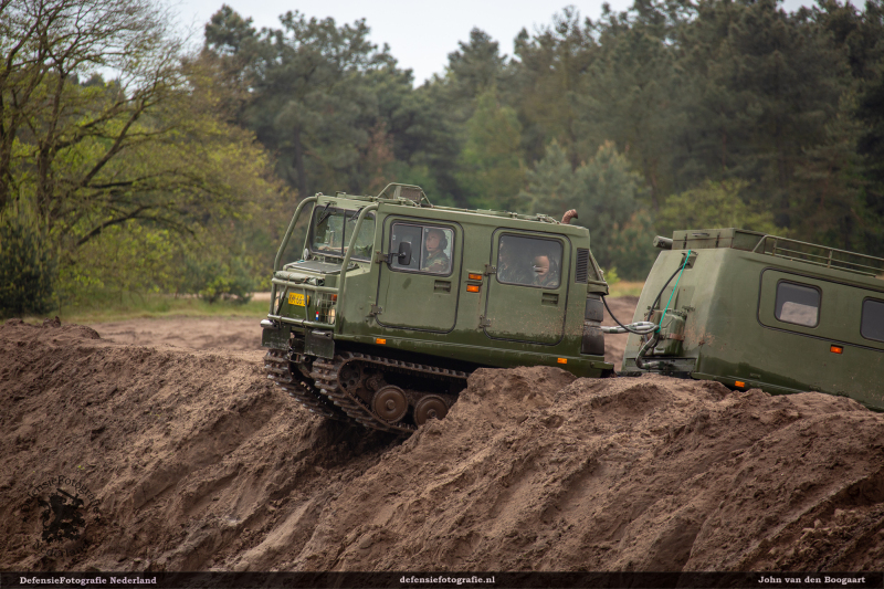 BV206 klimt over zandwal bergingsput