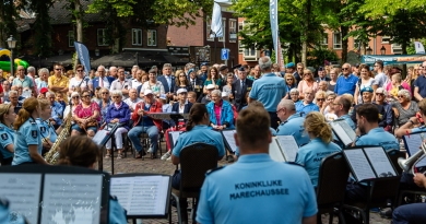KMar orkest speelt voor publiek