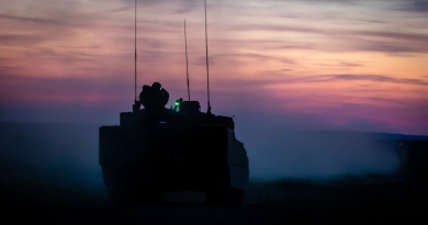 Schieten CV90 tijdens zonsondergang