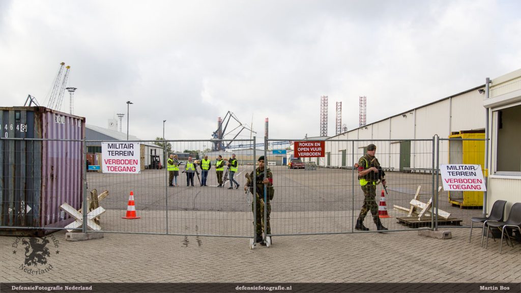 Bewaking tijdens de HNS, voor een gesloten hek