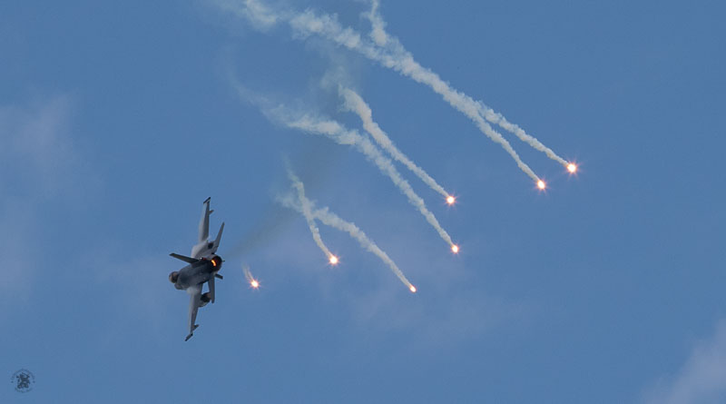 F-16 met flares