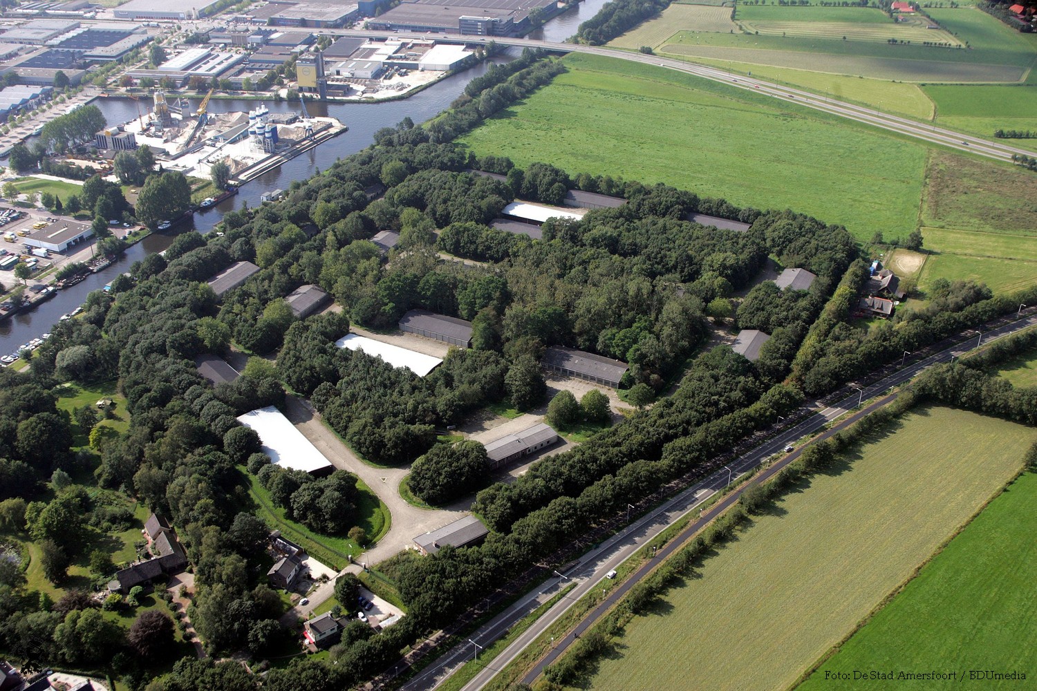 Luchtfoto van het MOB-complex Hoogland
