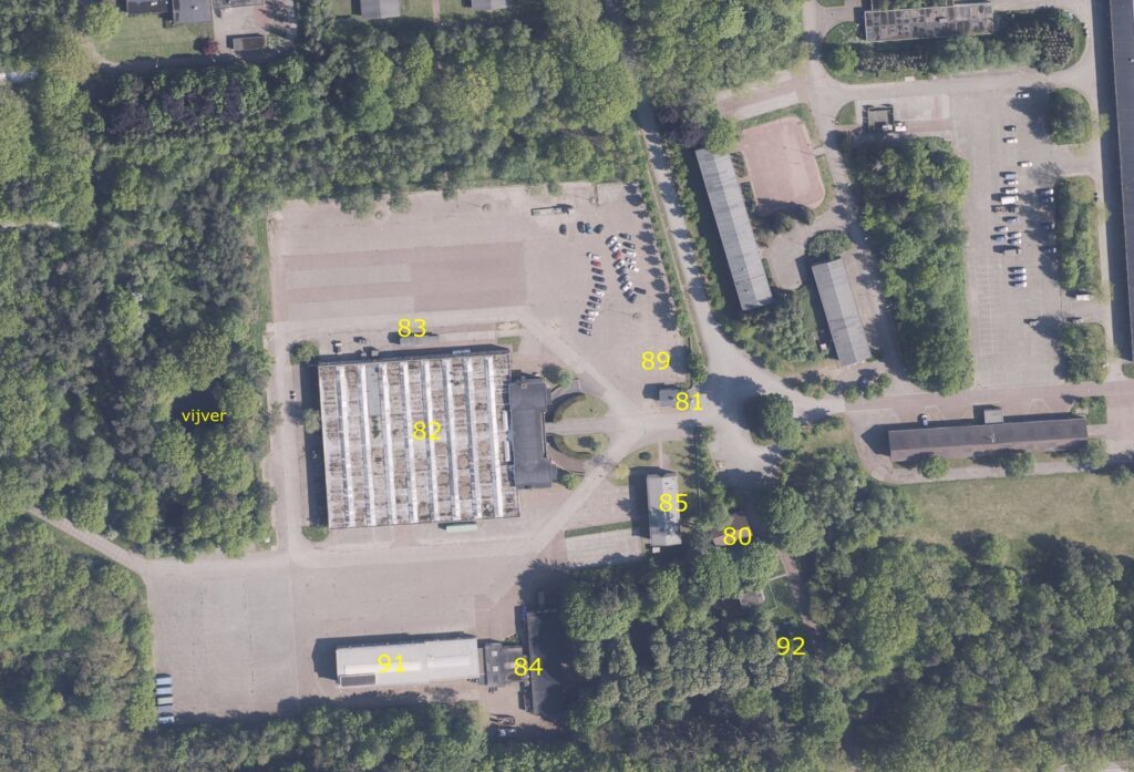 Luchtfoto en gebouwnummers Kamp Nieuw-Milligen (midden-zuidzijde)