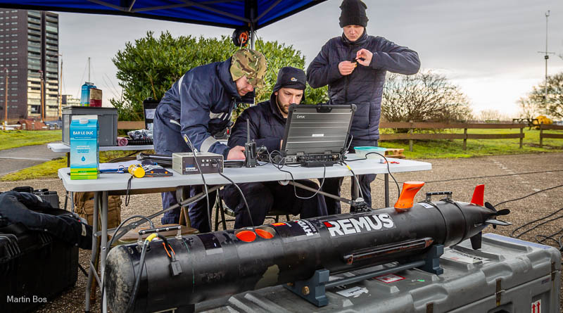 Remus Autonomous Underwater Vehicle wordt geprogrammeerd.