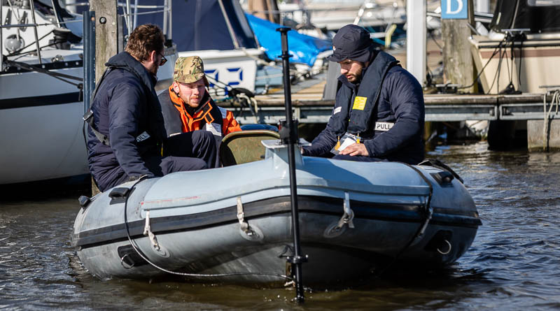 Militairen in een rubberboot