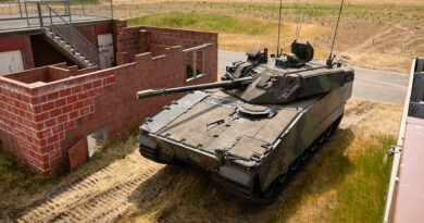 Een CV90 schuilt tussen twee gebouwen