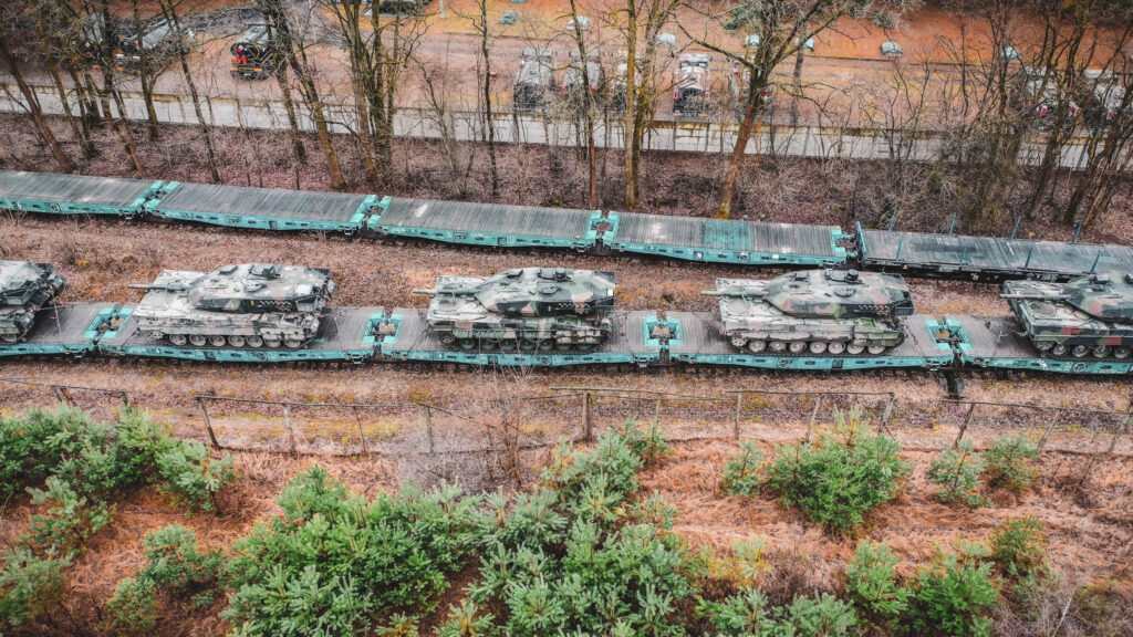 Leopard tanks op trein