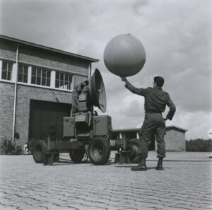Voorloper MMR: AN-MPQ-10A met weerballon - NIMH AKL047745